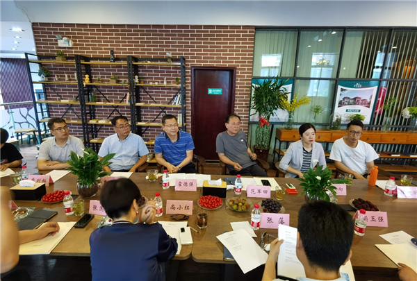6月5日，范会长陪同陕西省侨联党组成员、副主席尚小红一行人走访西安小院科技股份有限公司(图2)