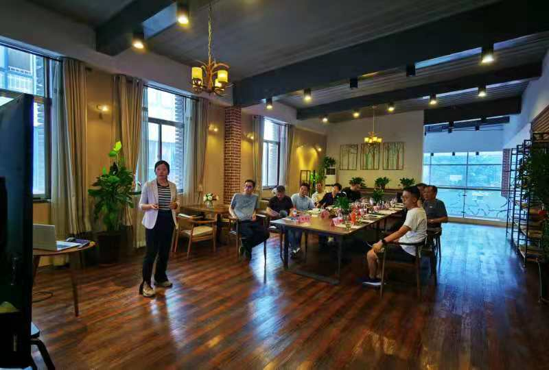 6月5日，范会长陪同陕西省侨联党组成员、副主席尚小红一行人走访西安小院科技股份有限公司(图3)